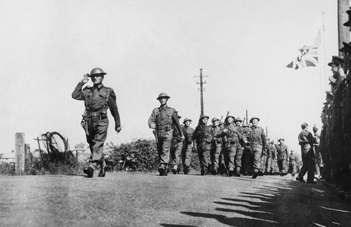 Josef Otisk v čele své jednotky při slavnostním pochodu, Velká Británie, 1941-1942. Foto archiv Tomáše Jambora
