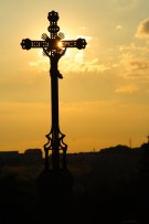 podvečerní slunce na kříži, letní podvečer u kostelíčku - Mirosav Černý (44)