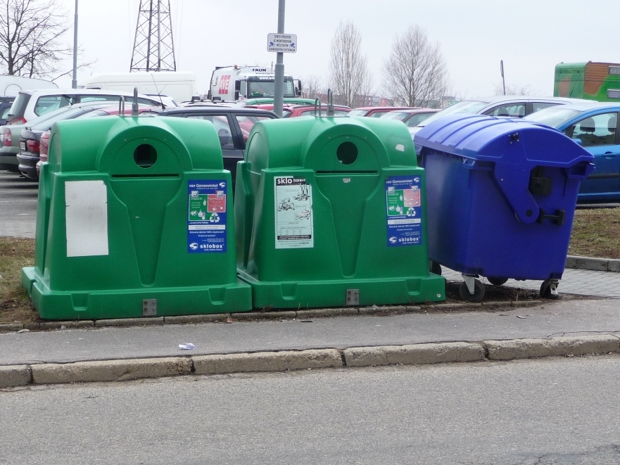 Třídění a recyklace odpadu z barevných kontejnerů