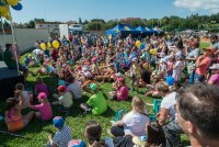 Děti a rodiče čekají na vystoupení Michala z Kouzelné školky